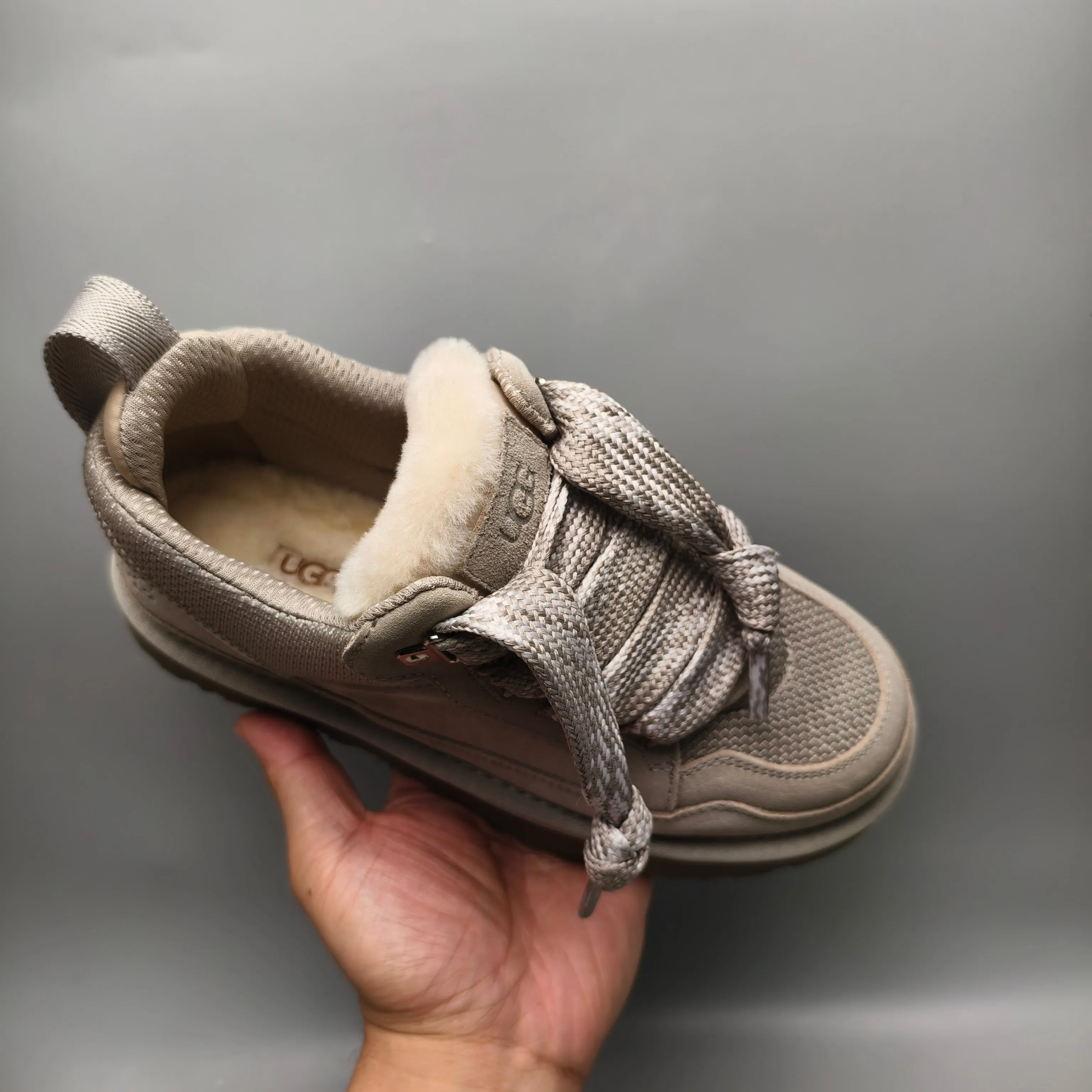 💰640 UGG sheepskin all-in-one snow boots 4032 couple mesh sports and leisure style color: sand black chestnut gray walnut antelope brown white code number: 35-45?